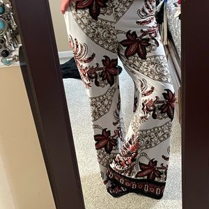 Womens casual but dressy pants. Side pockets. Size Medium. Great multi color